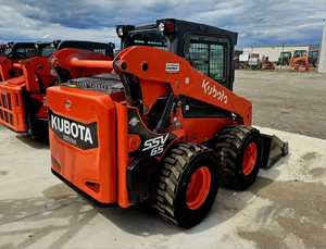 Cargadora Compacta Kubota SSV65 con Ruedas y Cucharón para Trabajos Agrícolas, Construcción y Manejo de Materiales - Product Image 4