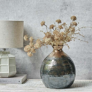 Vase rond en métal avec une finition martelée bleu et cuivre dégradé. Art intérieur texturé. Disponible à prix de gros. - Product Image 1