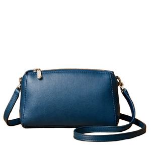 Basado en artículos similares, este es un bolso bandolera de piel sintética azul que a menudo se presenta en los minoristas de moda en línea. - Product Image 1