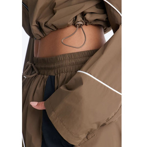 Chaqueta Deportiva Larga para Mujer, Color Marrón Sólido, Estilo Casual Deportivo, con Bloques de Color y Bolsillos Laterales - Product Image 2