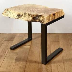 Table d'appoint moderne en fer avec plateau en bois, idéale pour les décors contemporains aux lignes épurées et à la forme fonctionnelle - Product Image 1