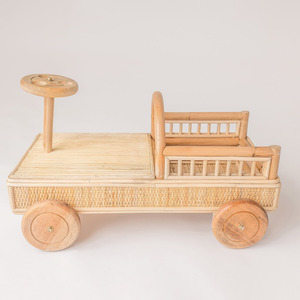 Accesorios para juegos de rol infantiles, camiones de mimbre tejidos a mano, diseño encantador, camión de juguete en miniatura - Product Image 4