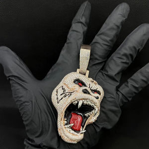 Colgante de Cabeza de Gorila Bicolor Rosa y Blanco de Plata de Ley 925 con Moissanita VVS Pavé, Estilo Hip Hop, Amuleto Animal, Pasa Prueba, Regalo Unisex - Product Image 1