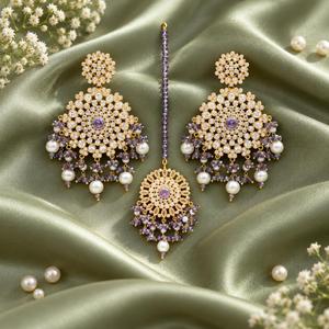 Pendientes de piedra morada chapados en oro y conjunto de Maang Tikka con perlas de imitación, fabricante pakistaní de joyería nupcial, suministro al por mayor. - Product Image 6