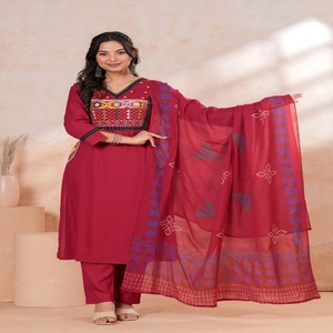 ชุดกางเกงคุร์ตะปักลายสีน้ำตาลแดงสำหรับผู้หญิงพร้อมผ้าคลุมไหล่ |   ชุดผ้าฝ้ายสไตล์ชาติพันธุ์สำหรับสุภาพสตรี |   ชุดสำหรับงานเทศกาลและชุดลำลอง - Product Image 1