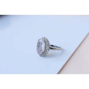 Anillo de Oro Amarillo de 18k con Cuarzo Rosa Ovalado y Halo de Diamantes para Mujer - Product Image 5