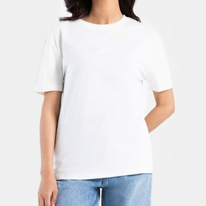 T-shirt pour femme en coton confortable, conçu pour le style urbain et les tendances de la mode quotidienne - Product Image 1