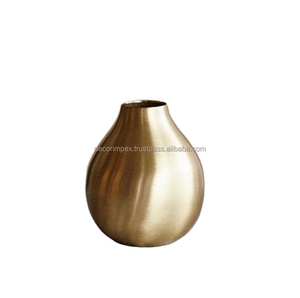 Jarrón de Mesa Grande y Moderno de Aluminio, Lujoso, Dorado, Alto, Decorativo para Bodas, Ecológico, Hecho a Mano, de Alta Calidad, en Venta - Product Image 2