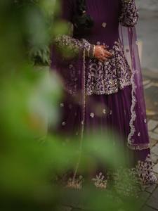 Robe Anarkali longue brodée violette avec dupatta, tenue traditionnelle indienne et pakistanaise pour femmes, coupe ample, idéale pour les mariages - Product Image 3