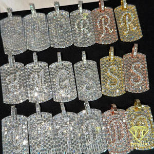 จี้เพชรโมอิสซาไนต์ดีไซน์เนอร์ เงินแท้ 925 ประดับเพชรแบบ Iced Out พร้อมการฝังเพชรทรงบาแกตต์ที่เปล่งประกาย - Product Image 2