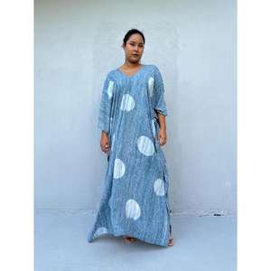 Kaftan long décontracté en coton imprimé à pois bleus, coupe ample, col en V, taille naturelle, écoresponsable, pour femme, idéal pour l'été et les vacances - Product Image 1