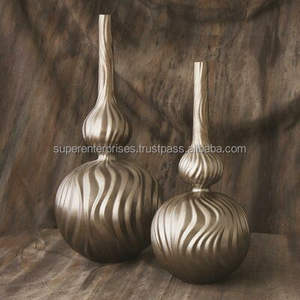 Vase à fleurs en métal sculptural pour la décoration artistique de la maison, avec une forme créative et un style métallique décoratif - Product Image 4