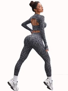 Conjunto de yoga de 2 piezas para mujer con estampado de leopardo: top corto de manga larga con espalda recortada y leggings de cintura alta con efecto fruncido para gimnasio - Product Image 3