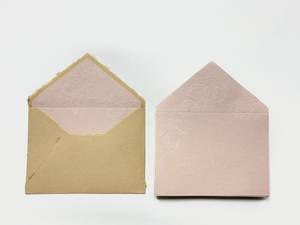 Invitations élégantes en papier deckle avec gaufrage à sec et impression à chaud, parfaites pour les mariages, les célébrations et les événements prestigieux. - Product Image 2