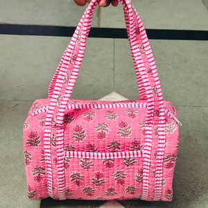 Bolsa de Viaje Acolchada Rosa con Estampado Floral, Asas a Rayas, Cierre de Cremallera, Bolso de Mano para Fin de Semana, Portátil y Ligero para Mujer - Product Image 1