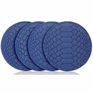 Juego de posavasos redondos de piel sintética azul personalizados con diseño de piel de serpiente, aislantes del calor, antideslizantes, para tazas de café, para bar y hogar. - Product Image 1