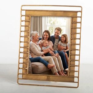 Cadre photo en métal doré de style mi-siècle, design géométrique squelette, support de table pour affichage d'images, idéal pour un cadeau de luxe - Product Image 1