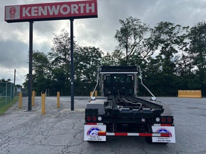 Camion lourd d'occasion Kenworth T880 noir 8x4 de 2010, direction à gauche, transmission automatique, moteur diesel, norme d'émission Euro 6, livraison rapide - Product Image 3