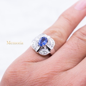 Bague en or blanc massif 14 carats avec saphir bleu naturel ovale et diamants baguette, halo festonné, Memoria Jewels, vente en gros - Product Image 5
