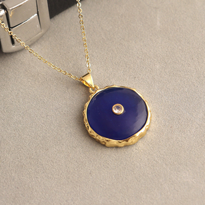 Colgante redondo de jade azul con circonita cúbica, marco de metal con textura chapado en oro de 18k, cadena de latón. - Product Image 5