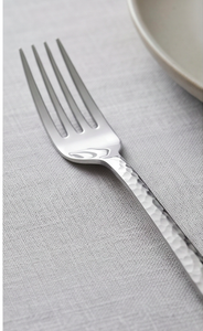 Juego de cubiertos con acabado plateado simple, perfecto para hoteles, restaurantes y mesas de alta gastronomía. - Product Image 2