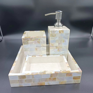 Exquisito juego de baño de cuatro piezas hecho a mano con detalles de nácar para ambiente de spa en casa de lujo - Product Image 1