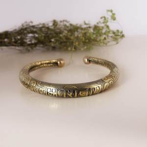 Bracelets ouverts faits à la main en laiton massif plaqué bronze antique |   Bracelets ethniques chrétiens gravés |   Vente en gros pour femmes - Product Image 4