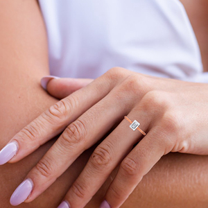 Bague de fiançailles Aurelia Twist-Band en or rose 18 carats avec diamant taille émeraude et motif infini pour femme - Product Image 2