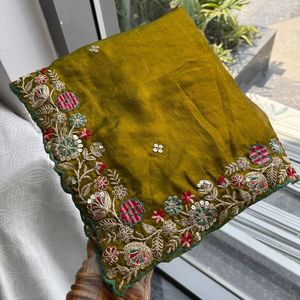 Sari en satin de soie haut de gamme et élégant avec bordure brodée et chemisier en soie de Bangalore, prix de gros par Royal Export - Product Image 4