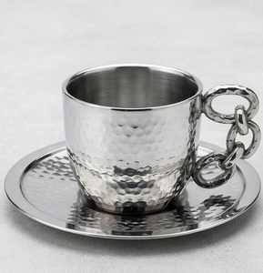 Ensemble tasse et soucoupe à thé vintage en métal martelé avec poignée unique en forme de chaîne - Product Image 5