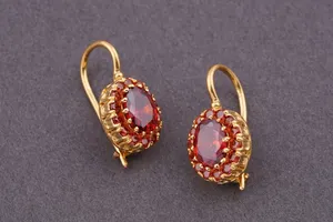 ต่างหูทรงหยดน้ำประดับพลอยโมอิสซาไนต์สีแดงรูปไข่ วินเทจ เงินแท้ 925 ชุบทอง ประดับด้วยเพชรทรงรัศมี สำหรับผู้หญิง น้ำหนัก 5.8 กรัม - Product Image 3