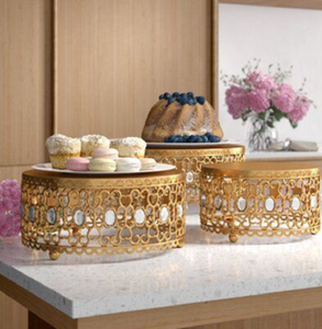 Support de présentation moderne en or avec plateau blanc épuré et bordure incrustée de strass étincelants, disponible à prix de gros. - Product Image 3