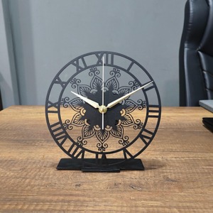 Horloge de table en métal noir découpée au laser, design contemporain, pour la décoration intérieure et la décoration de chambre d'hôtes, fabriquée à la main en Inde - Product Image 1