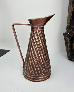Carafe en cuivre artisanale avec verre assorti, conçue pour servir de l'eau, des jus ou des boissons dans un décor de table élégant. Pichet avec poignée. - Product Image 1
