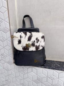 Mochila de Cuero Genuino con Patrón de Piel de Vaca, Estilo Bohemio, Unisex, con Cierre de Cremallera - Product Image 1
