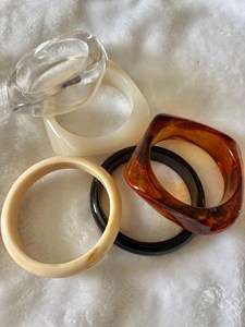 Bracelet manchette rond épais en résine fait main, noir et crème, empilable, bijoux artisanaux - Product Image 6