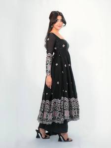 Ensemble de robe en soie Fandy à deux tons de qualité supérieure, brodée avec des paillettes, pantalon palazzo et dupatta en dentelle perlée - Product Image 1