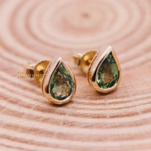 Pendientes de Oro Amarillo Sólido de 14K con Zafiro Verde Natural en Forma de Pera, Joyería Fina, Memoria Jewels - Product Image 5