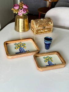 Bandeja pequeña de madera de mango con rayas azules y diseño de limón, bandeja redonda de madera con asas, bandeja decorativa para servir. - Product Image 1