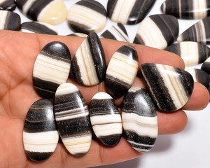 พลอยคาบอชอนผสมลายม้าลายสีดำขาวธรรมชาติ  ขัดเงา  สำหรับทำเครื่องประดับ - Product Image 4