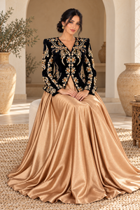 Vestido Karakou Argelino Elegante de Terciopelo Negro Mishkat Couture con Bordado Dorado y Detalles de Perlas, Falda Fluida en Color Cobre Dorado para Fiesta - Product Image 3