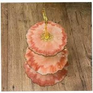 Soporte de Pastel de Resina de Dos Niveles con Detalles de Hoja de Oro y Asa Ornamentada, Diseño Multicapa Hecho a Mano, Ecológico y Apto para Lavavajillas - Product Image 1