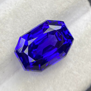 พลอยแทนซาไนต์สีน้ำเงินเข้มทรงแปดเหลี่ยมเจียระไนแบบเรเดียนท์ คุณภาพเยี่ยม พร้อมพลอยโซไซต์ธรรมชาติ น้ำหนัก 9.03 กะรัต - Product Image 4