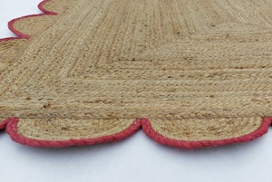 Tapis artisanal en jute naturelle à poils ras, rose, bord festonné, écologique, style bohème et rustique, pour salon et décoration intérieure - Product Image 4