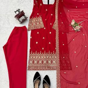 Ensemble Kurta et pantalon pour femme en fausse georgette épaisse, brodé de fils et de paillettes, avec dupatta à bordure en dentelle sur quatre côtés - Product Image 1