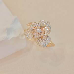 Anillo de Cóctel Unisex con Flor en Oro Rosa, Engaste de Puntas, Diamante de Corte Brillante Redondo, Certificado IGI, Joyería Fina - Product Image 4