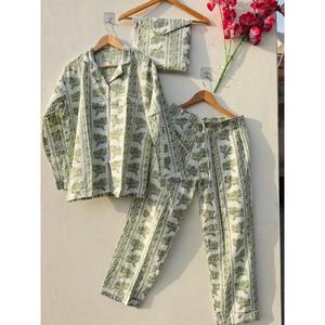 Ensemble de pyjama en coton pour femmes, costume de nuit à imprimé floral vert |   Ensemble de vêtements de nuit doux et respirants à boutons - Product Image 1
