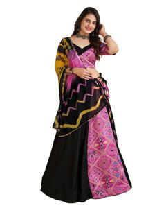 Nuptiale portant travail lourd spécial Zari travail et séquence de fil travail vêtements de mariage chnaiya choli - Product Image 1