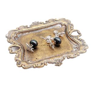 Elegante bandeja cuadrada gris para servir con bordes elegantes y diseño moderno, perfecta para servir aperitivos y mejorar la decoración de la Mesa - Product Image 6