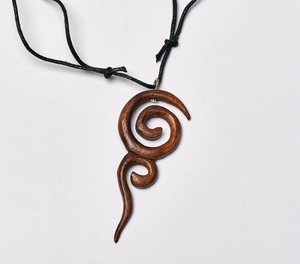 Collier pendentif en spirale en bois, design artisanal en bois naturel, cordon noir, style bohème, accessoire de bijouterie - Product Image 5
